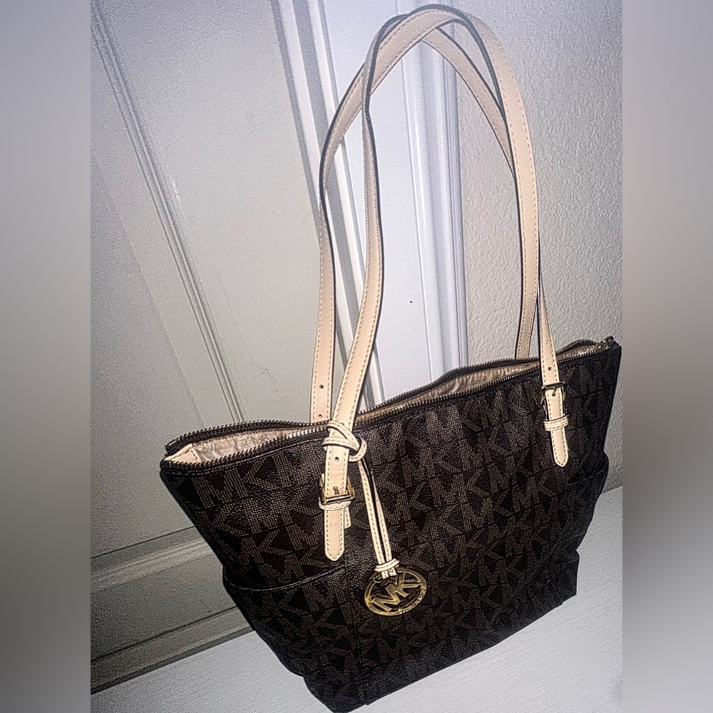 Michael Kors leather bag  w/original bag Charm, great condition.
